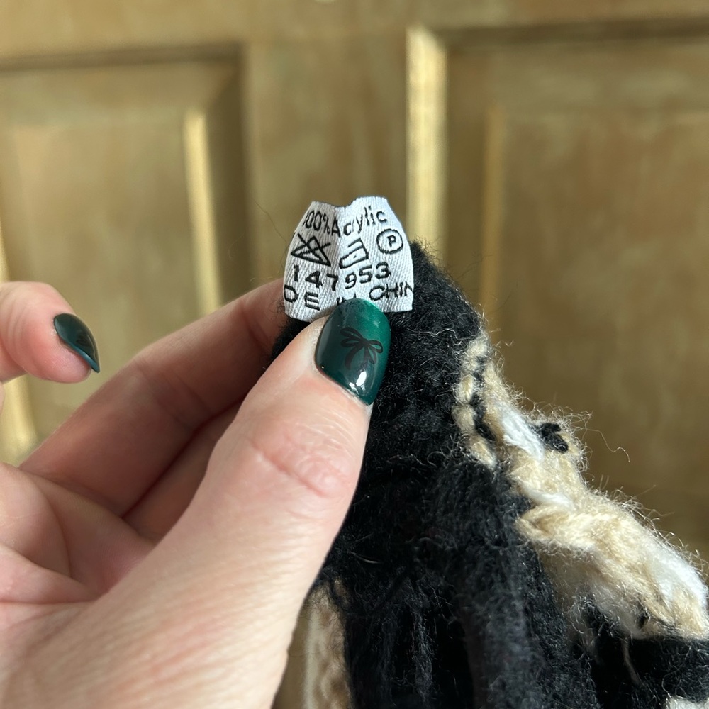 Knitted poncho - Picture 3 of 3